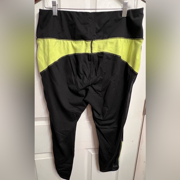 Torrid Size 2 NWOT Color blocked Black and Green Activewear Capri Leggings - Picture 8 of 9